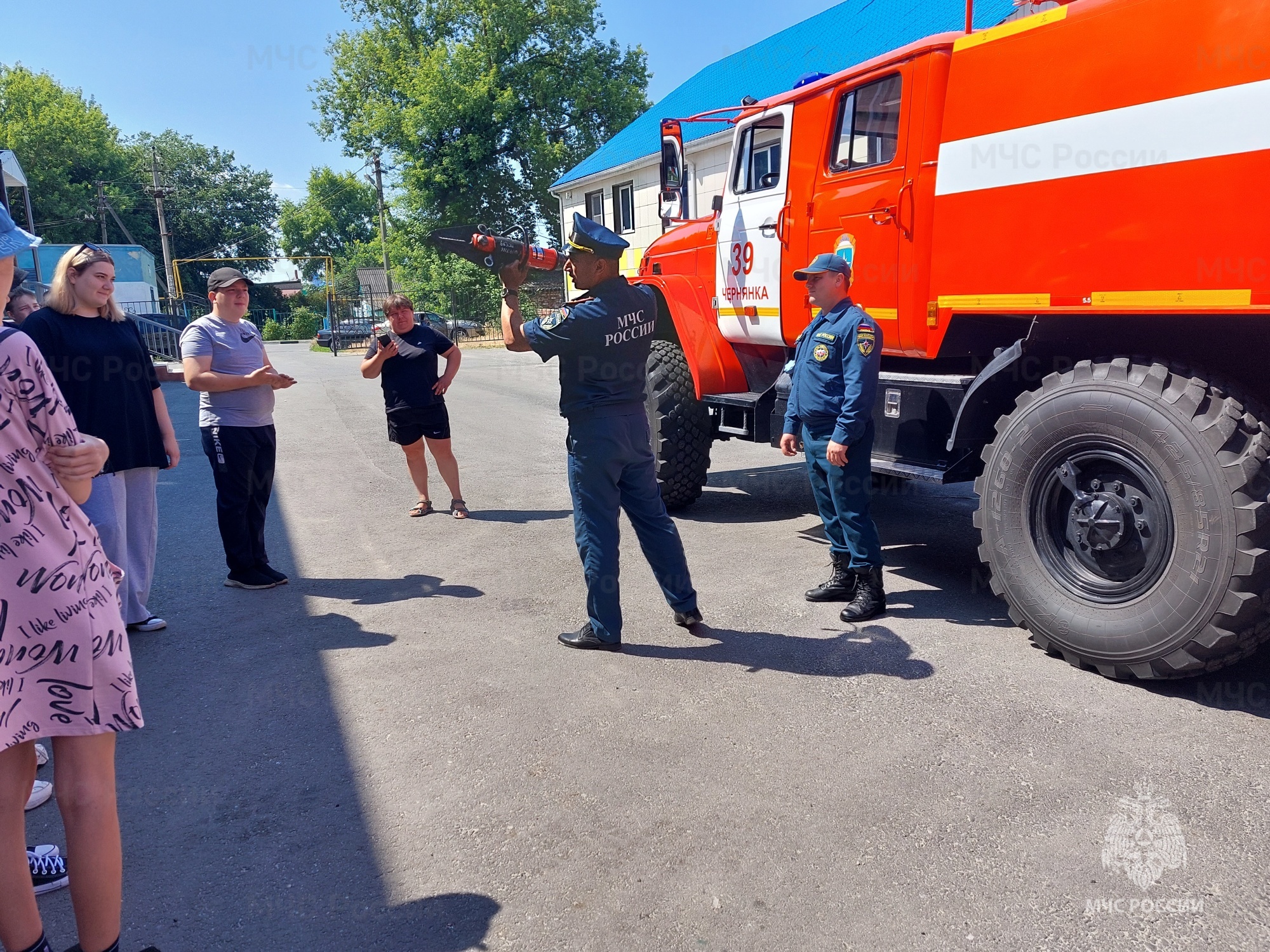 Сотрудники МЧС провели занятие в пришкольном лагере в поселке Чернянка |  04.07.2023 | Белгород - БезФормата