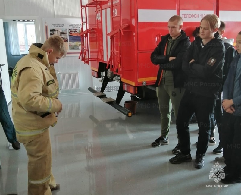 Учащиеся Великомихайловской школы познакомились с буднями пожарных